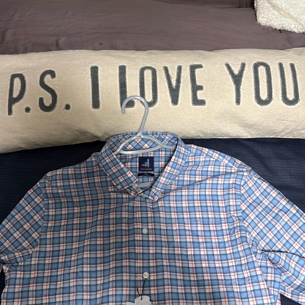 Log sleeve button down! L Johnnie -O